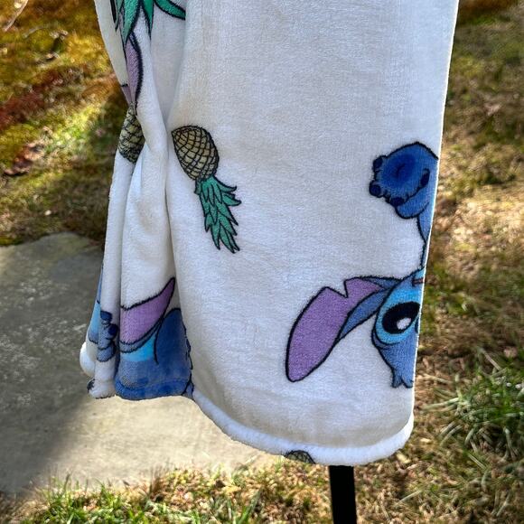 Stitch Plush White Blanket Disney Soft Throw 50" x 70” Pineapple Adorable New - Picture 5 of 11